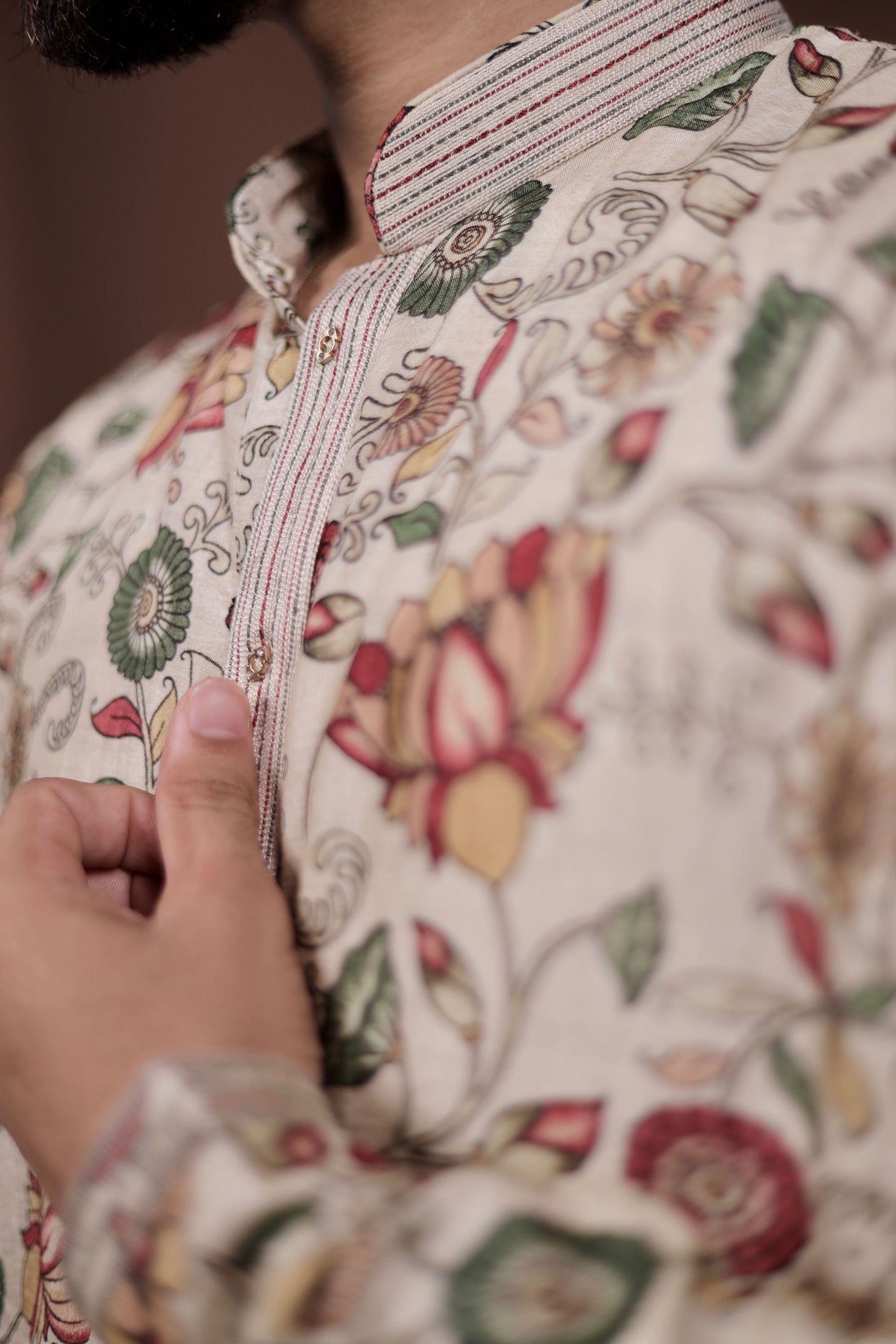 Elegant Off-White Kurta Featuring Lotus Artistry