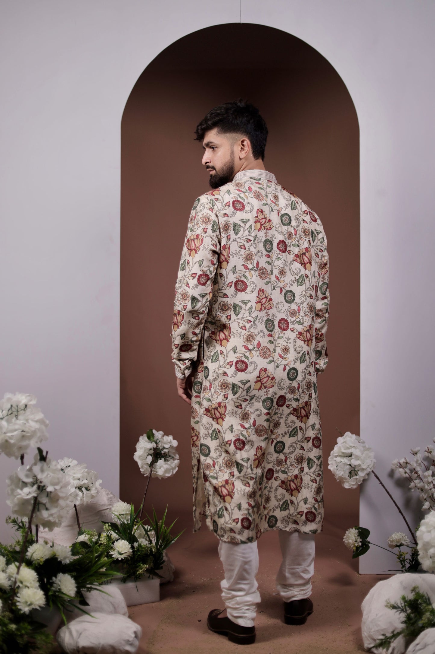 Elegant Off-White Kurta Featuring Lotus Artistry